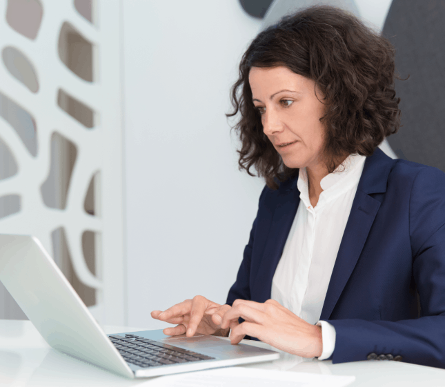 An expert in West Mifflin providing a free quote for language services, ensuring transparency and cost effectiveness.